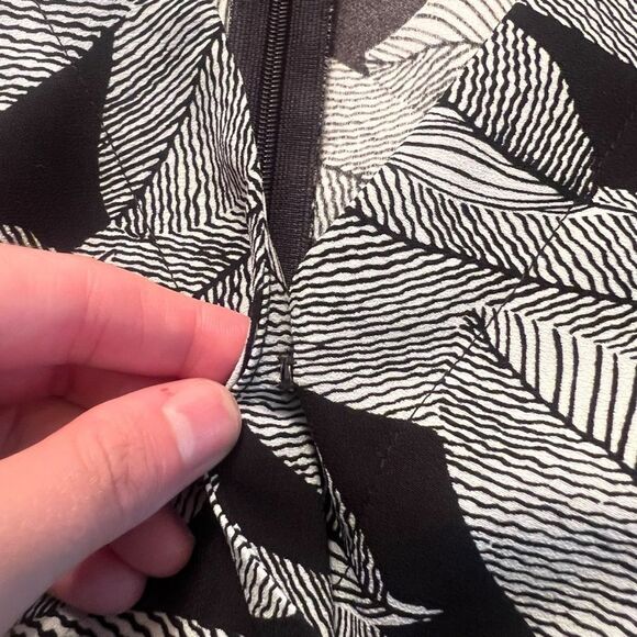 Loft petites patterned romper. Size 4P‎ - Picture 4 of 8